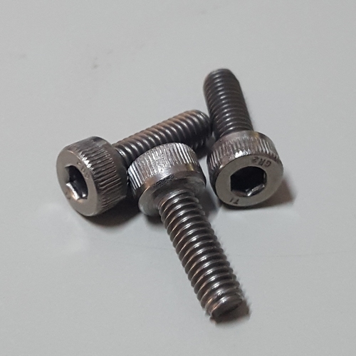 M4x12 knurled gr2